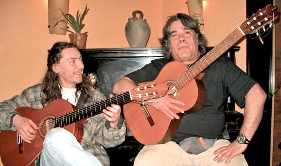Die beiden Musiker werden das EineWeltHaus mit lateinamerikanischen Klängen füllen.	Foto: VA