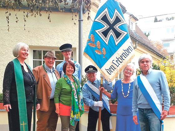 Der Moosacher VdK-Vorstand mit dem Stolz des Ortsverbands, der restaurierten Fahne.	Foto: VdK