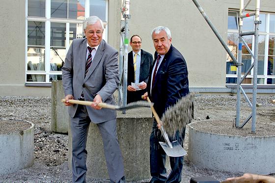 Karl-Walter Jauch und Ludwig Spaenle (rechts) beim symbolischen Spatenstich auf dem Baufeld am Klinikgelände an der Ziemssenstraße.	Foto: Julia Stark