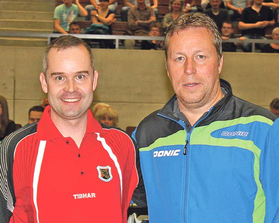 Dr. Mathias Mooz (l.) und Weltmeister Jan-Ove Waldner (r.) beim Turnier. 	Foto: VA