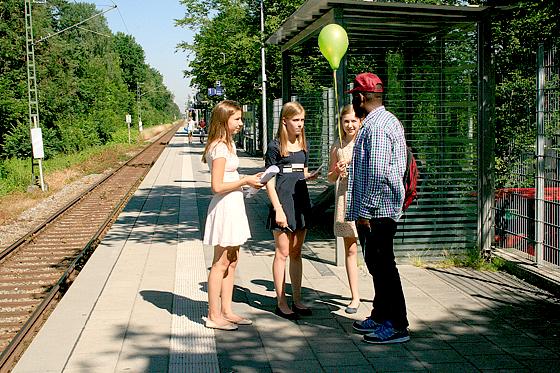Die Schülerinnen sprachen auch mit S-Bahnfahrern.	 Foto:  privat