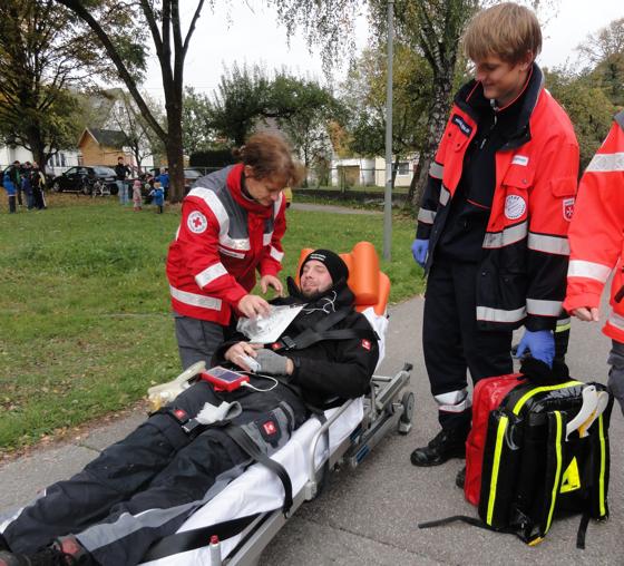 Ein Verletzter wird versorgt. 	Foto: Malteser