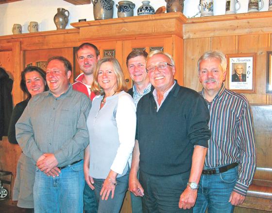 Der neue Vorstand (von links): Natascha Kost, Thomas Schlung, Markus Lainer, Janet Lörner, Hubert Röhrl, Günther Schmidt und Wilhelm Ficker.	Foto: FW
