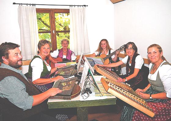 Zahlreiche Musikanten sorgten für die passende Stimmung beim Kirchweihsingen.	Foto: VA