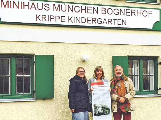 Selma Last und Dr. Georg Kronawitter überreichten Sabine Kobusch (Mitte) Infotafel-Bognerhof. 	F.: privat