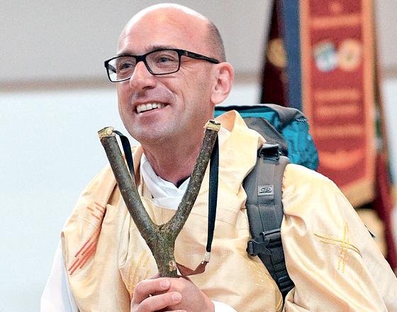 Pfarrer Markus Moderegger mit einem neuen Rucksack beim Einführungsgottesdienst.	Foto: VA