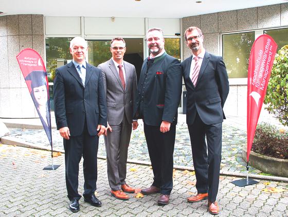 Christian Werner, Florian Kainz, Bürgermeister Alexander Greulich und Claudius Schikora (v. li.).	Foto: Hochschule für angewandtes Management