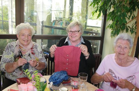 Ingeborg Seifert (von links), Gerda Scholz und Hilde Heinrich beim Stricken in der Seniorenbegegnungsstätte.	Foto: js