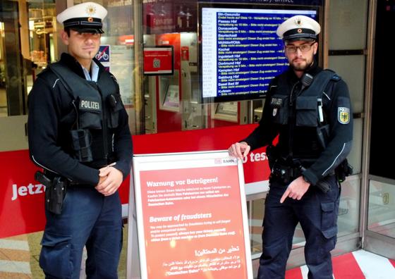 Bahn und Bundespolizei warnen Flüchtlinge in verschiedenen Sprachen vor den betrügerischen Methoden angeblicher freundlicher Helfer.	Foto: Bundespolizei