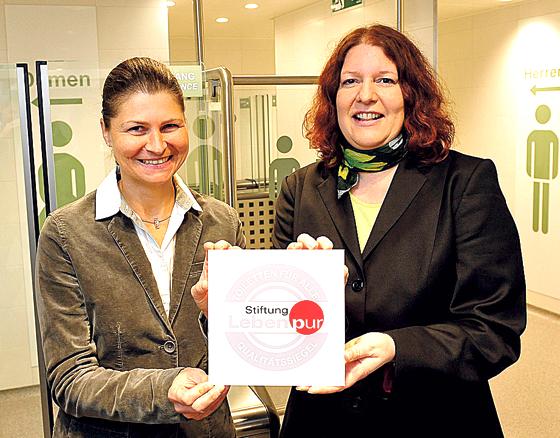 Nicola Maier-Michalitsch (Stiftung Leben pur) und Elke Eckstein (mtg) mit der Auszeichnung für die neue Toilettenanlage.	Foto: mtg