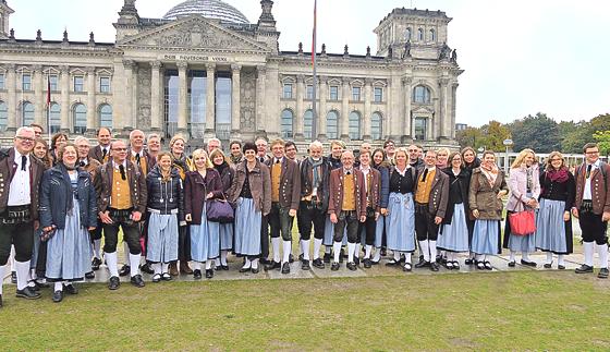 Der Truderinger Musikverein vor dem Reichstag in Berlin. 	Foto: privat