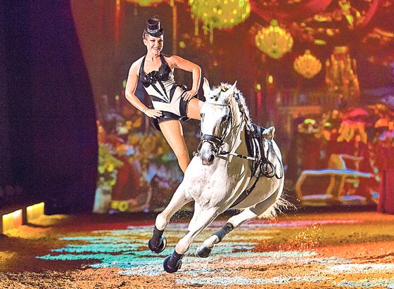 Die Stars der Show erschaffen in dieser Inszenierung eine faszinierende Traumwelt mit spektakulären Akrobatikeinlagen.	Foto: ©Apassionata GmbH