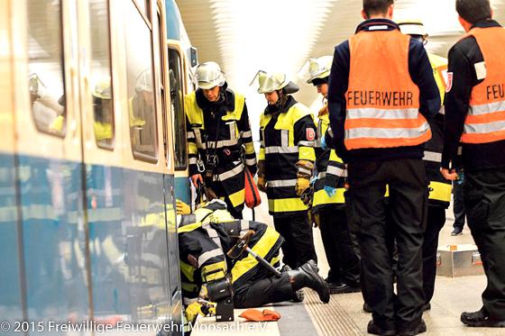 Im Rahmen der Großübung wurde auch das Verhalten bei einem Personenunfall im U-Bahnhof trainiert. 	Foto: Freiwillige Feuerwehr Moosach e.V.
