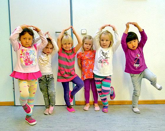 Zu altersentsprechenden Liedern lernen die Kinder zu tanzen.	Foto: Verein