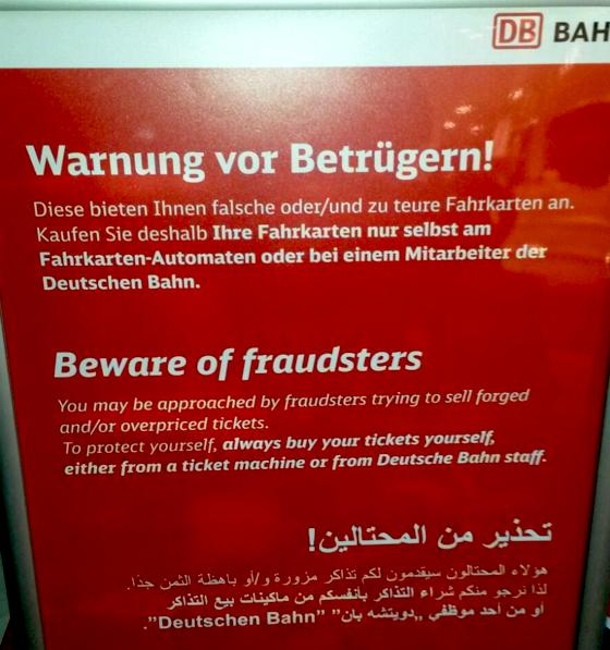 Am Münchner Hauptbahnhof wird mit Schildern vor den Betrügern gewarnt. 	F: Bundespolizei