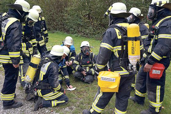 Die Harthauser Feuerwehrler bei der Einweisung der Atemschutzträger bei ihrer dieshährigen Hauptübung.	Foto: Wolfgang Mende