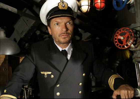 Auf der Bühne schlüpft Hardy Krüger jr. in die Rolle des Kommandanten des U-Bootes.	Foto: VA