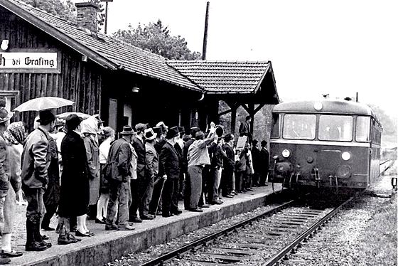 »Die eiserne Straße erreicht Moosach«  Am 26. Mai 1894 wurde der erste Eisenbahnzug, von Grafing kommend, am Bahnhof begrüßt.	Foto: Heimatverein