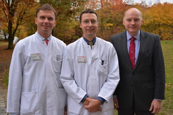 Prof. Dr. Gerhard Konrad (Ärztlicher Direktor), PD Dr. Thomas Edrich (Chefarzt Anästhesie) und Sándor Mohácsi (Vorstand) (v. li).  	Foto: Klinikum Erding
