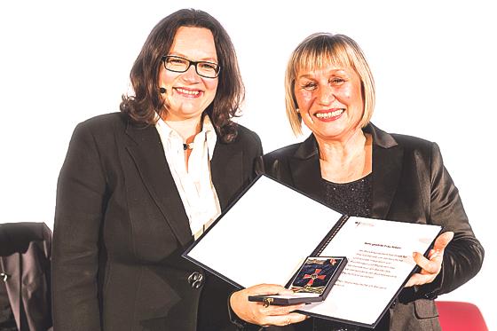 Bundesministerin für Soziales Andrea Nahles mit Sadija Klepo. (v.l.)                       	Foto: VA