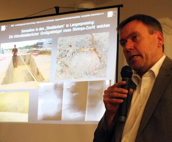 Der stellvertretende Landeskonservator Jochen Haberstroh hilft gern, wenn Gemeinden von »ihren« Grabungsfunden etwas haben möchten, was sie herzeigen können. 	Foto: kw