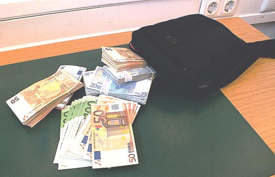Ein Security-Mitarbeiter meldete den Fund der Tasche mit den 24.000 Euro der Polizei.	Foto: Bundespolizei