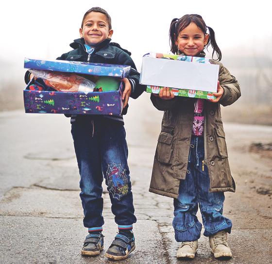 Bis zum 15. November kann man Kindern ein Lächeln schenken mit einem bunt gefülltem Schuhkarton.	Foto: Dabid Vogt/Geschenke der Hoffnung