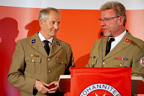 Jürgen Wanat, Mitglied des Landesvorstands (re.), überreichte dem scheidenden Gerd Peiss die Ehrennadel am Band des Johanniterordens. 	Foto: Gerhard Bieber
