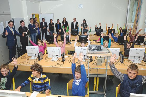 Die Kinder der Klasse 3a freuen sich, dass jeder einen eigenen Computer zum Üben hat. 	Foto: Atelier Krammer