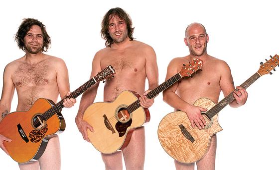 Die drei Männer mit ihren Gitarren (v.li.): Keller Steff, Roland Hefter und Michi Dietmayr.	Foto: VA