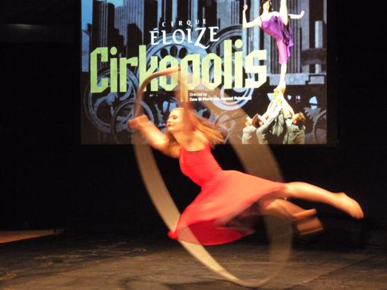Nora Zoller vom Cirque Éloize bezaubert in »Cirkopolis«.	Foto: Soir