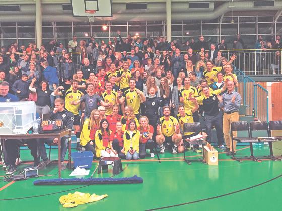 So sehen Sieger aus! Ein Schnappschuss der Volleyballer mit ihren Fans.	Foto: Verein