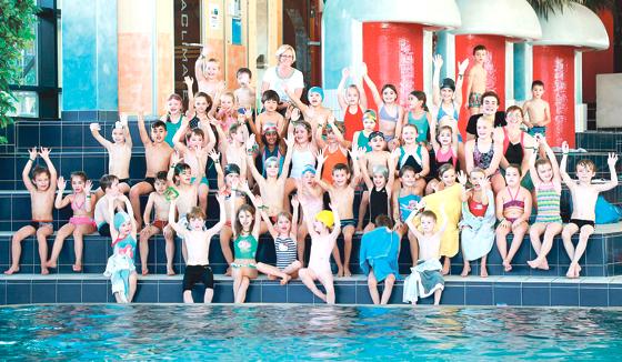 Unterstützt wurden die Kinder dabei von Trainern des SV Lohhof und Leistungsschwimmern.	Foto: Privat