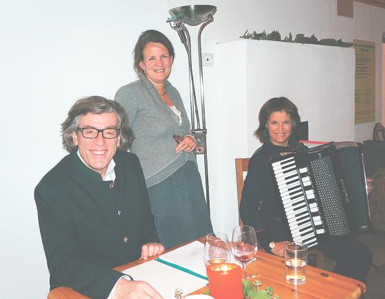 Gerald Huber, vhs-Fachsbereichsleitung Michaela Fuel-ner und Musikerin Maria Reiter sorgten für einen stimmungsvollen Abend.	Foto: hw