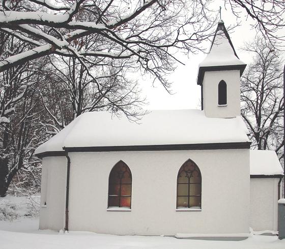 Ob mit oder ohne Schnee, in der Michaelskapelle an der Corinthstraße ist es weihnachtlich. 	Foto: VA