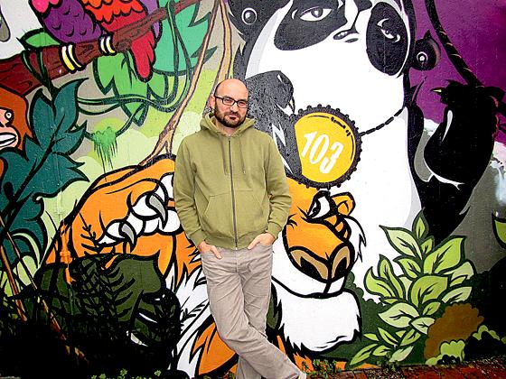 Einrichtungsleiter Alexander Ostermeier vor dem neuen Graffiti im Innenhof des 103er.	Foto: privat