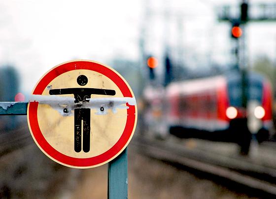 Betreten der Gleise verboten: Dem verwirrten Mann waren die Schilder aber egal.	Foto: Bundespolizei