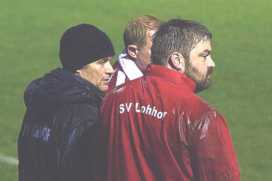 Bei strömenden Regen feuerten die Lohofer Trainer ihr Team an.	Foto: SV Lohhof