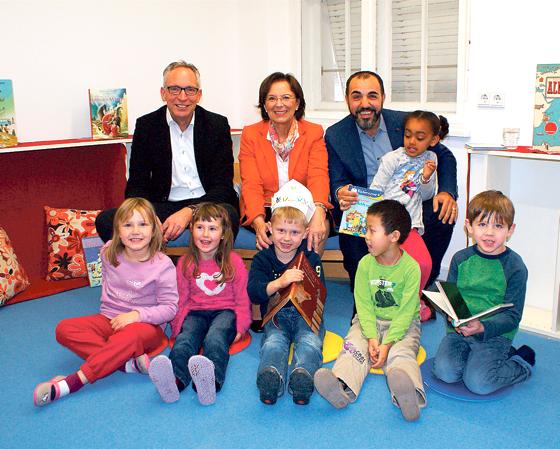 Staatsministerin Emilia Müller war zu Besuch im Kinderhaus Flohkiste.	Foto: StMAS/Heger