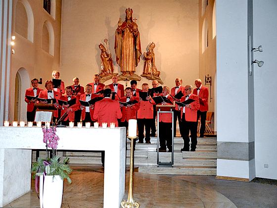 Der Sängerkreis Ottobrunn begeisterte die Zuhörer bei seinem Auftritt in St. Otto.	Foto: VA