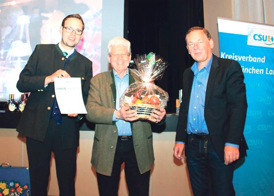 Die CSU Taufkirchen nutzte ihren runden Geburtstag um verdiente Mitglieder wie Franz Leicher (Bildmitte) für ihre Treue zu ehren. 	Fotos: VA