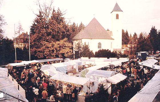 Der beliebte Ottobrunner Christkindlmarkt einst und heute. Am kommenden Wochenende findet er wieder am Rathausplatz statt. 	Foto: Privat