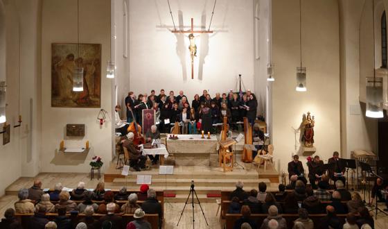 Die Pfarrei Rosenkranzkönigin lädt am 6. Dezember zum beliebten Adventssingen ein. 	Foto: VA