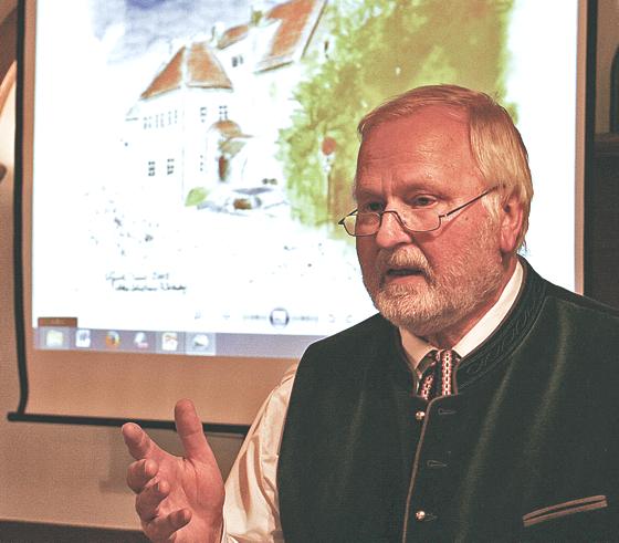 Er ist der Ideengeber: Norbert Hartmann, Vorsitzender des Vereins »Wittelsbacher Jagdhaus«. Im Hintergrund ein Gemälde des umstrittenen Baus. 	Foto: kw