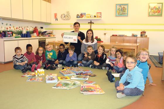 Moritz Geisel von der AWO übernimmt den 500-Euro-Scheck von Petra Zieringer, der Leiterin des Katholischen Kindergartens St. Korbinian.	Foto: VA