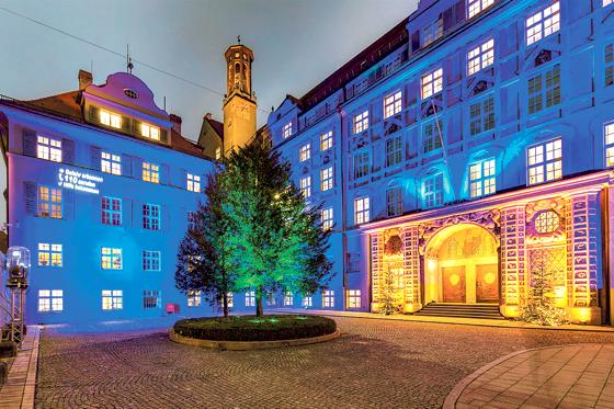 Das Polizeipräsidium leuchtet auch in diesem Jahr wieder in tollen Farben.      	Foto: Polizei München