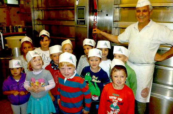 Bäckermeister Paul Fiegert zeigte den Vorschulkindern des Kinder­gartens Regenbogen seine Backstube.	Foto: privat