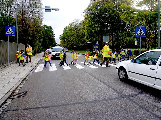 Die Erstklässler der Grundschule an der Albert-Schweitzer-Straße lernten beim Verkehrstraining, wie man einen Zebrastreifen richtig überquert. 	Foto: MO