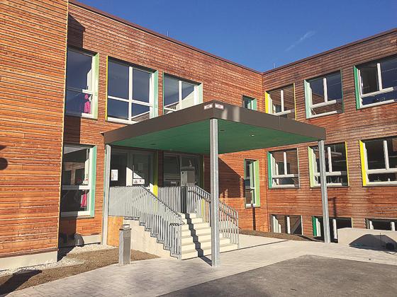 Der Eingangsbereich des sanierten Schulgebäudes. 	Foto: Verena Engelhardt