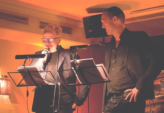 Herbert Grönemeyer und Albert Ostermaier auf der Bühne der Bar Gabányi.	Foto: Juliana Krohn